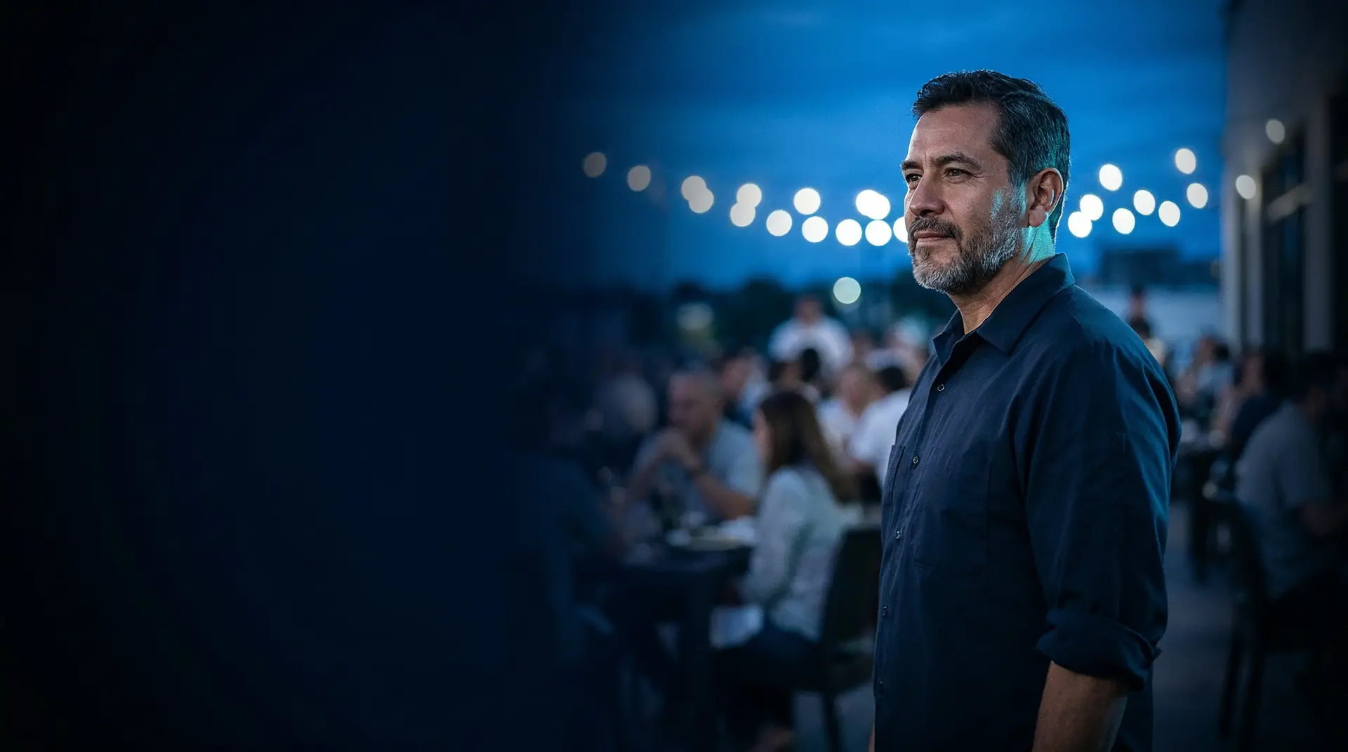 Propietario de un restaurante en su terraza llena a la hora azul (imagen ilustrativa)